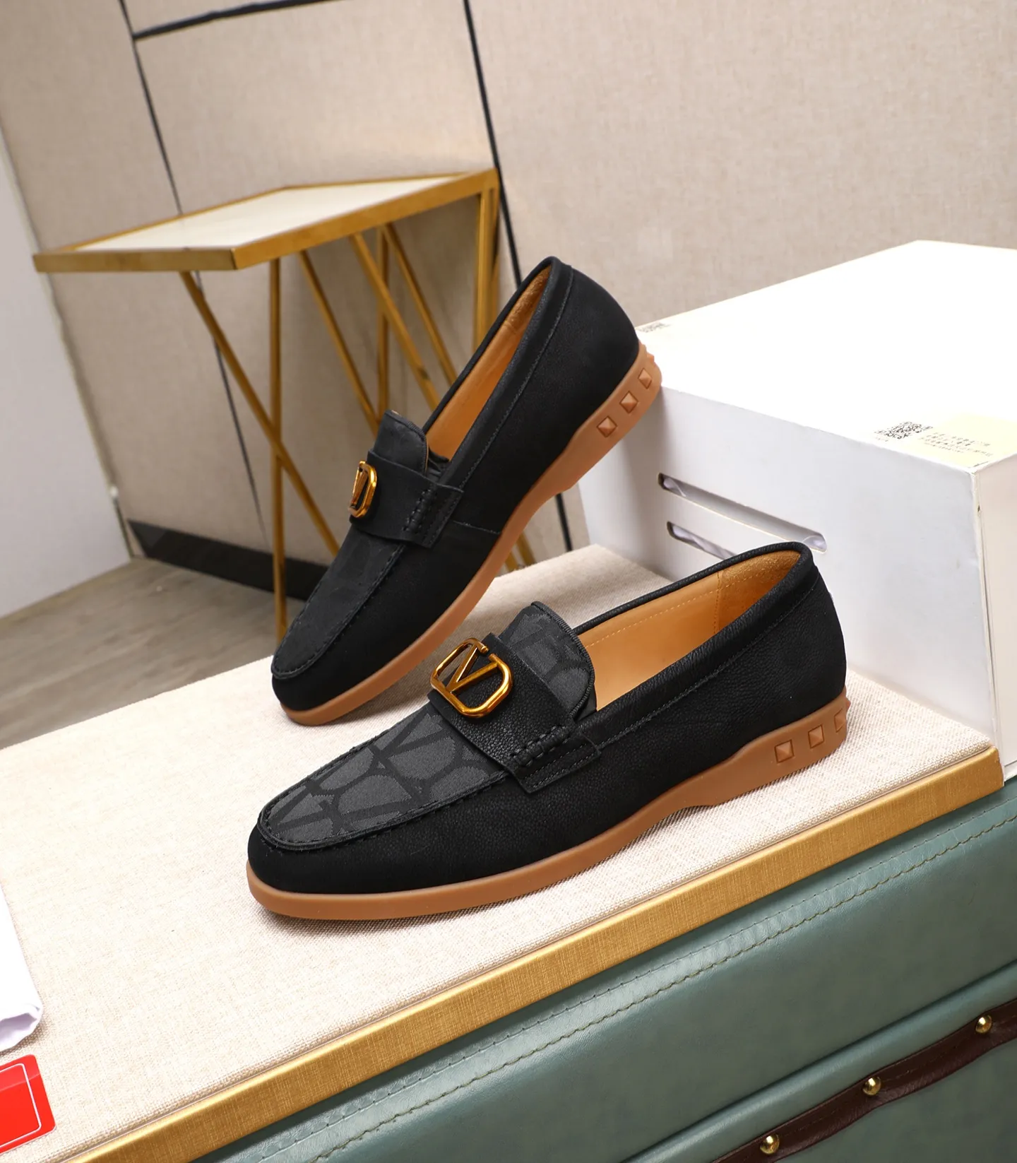 Men's shoes 💰520 [Valentino-Valentino] High-quality boutique men's shoes. The same style as the celebrities, original and authentic.✅ Made of imported cowhide + original apricot cowhide lining. The French luxury model is priced at 14,080 Swiss francs. It is also a Paris Fashion Week catwalk model. A brand can be deeply rooted in your heart, and a pair of shoes can make you linger. What you wear is not only noble, but also an aura. 👻Standard 38-45